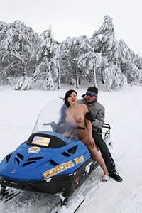 Голая украинка катается на снегоходе