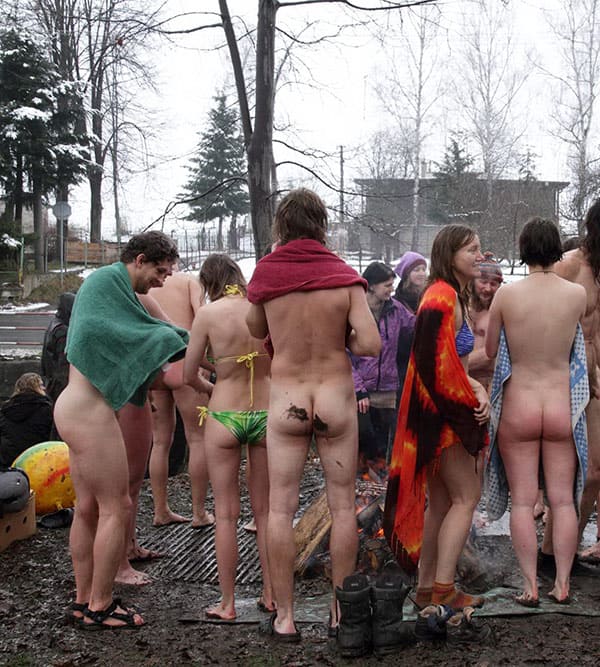 Семейные купания нудистов зимой 60 фото