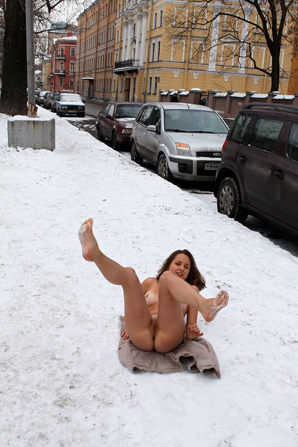 Молодая эксгибиционистка гуляет по зимнему Питеру 122 фото