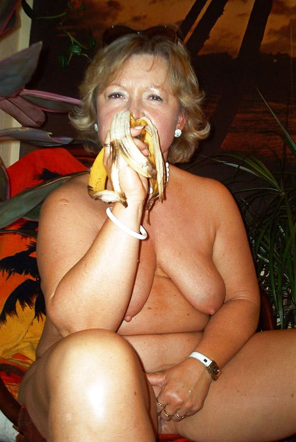 Зрелая женщина дрочит пизду большим бананом 52 фото