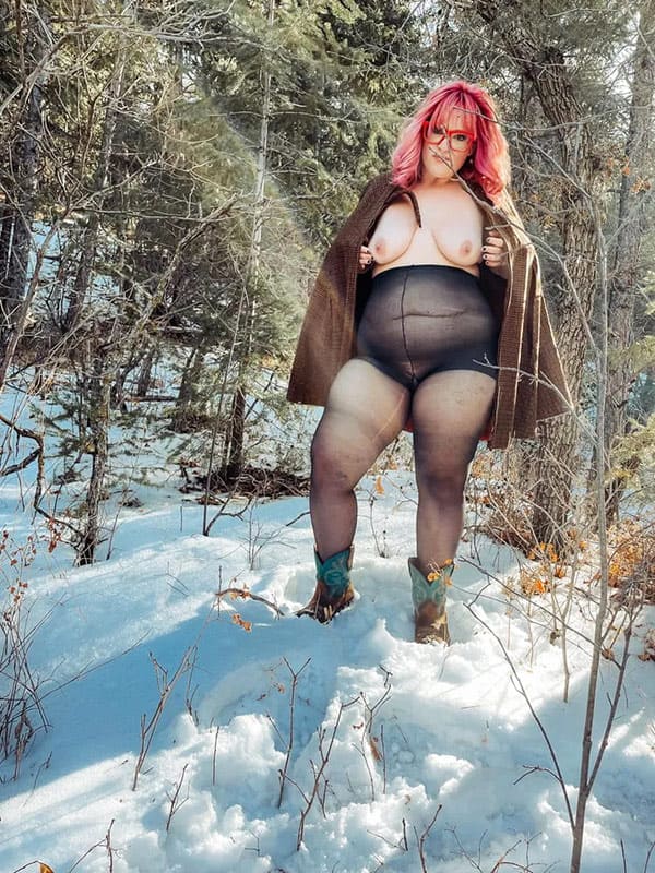 Толстушка в зимнем лесу в одних колготках 1 фото