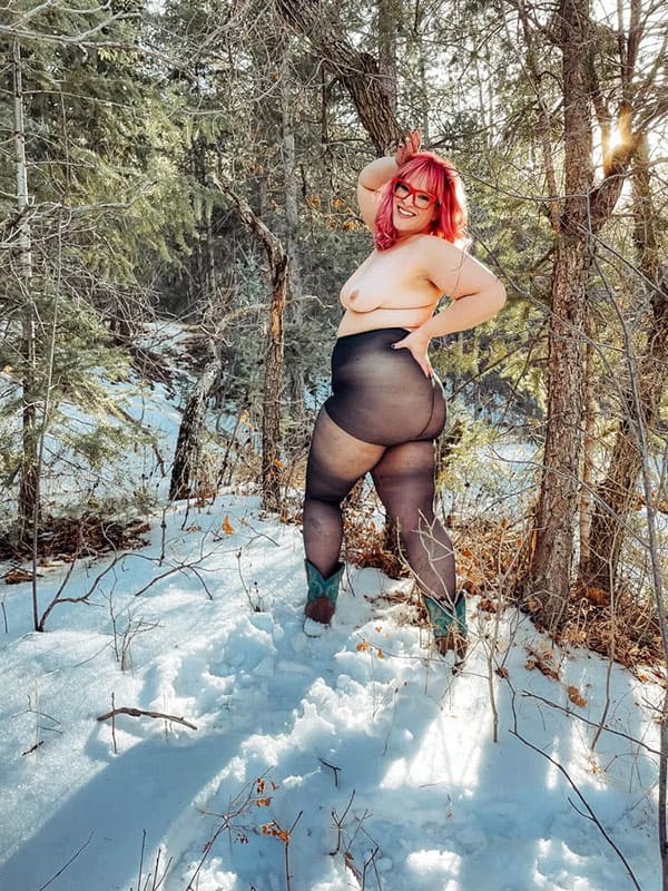 Толстушка в зимнем лесу в одних колготках 14 фото