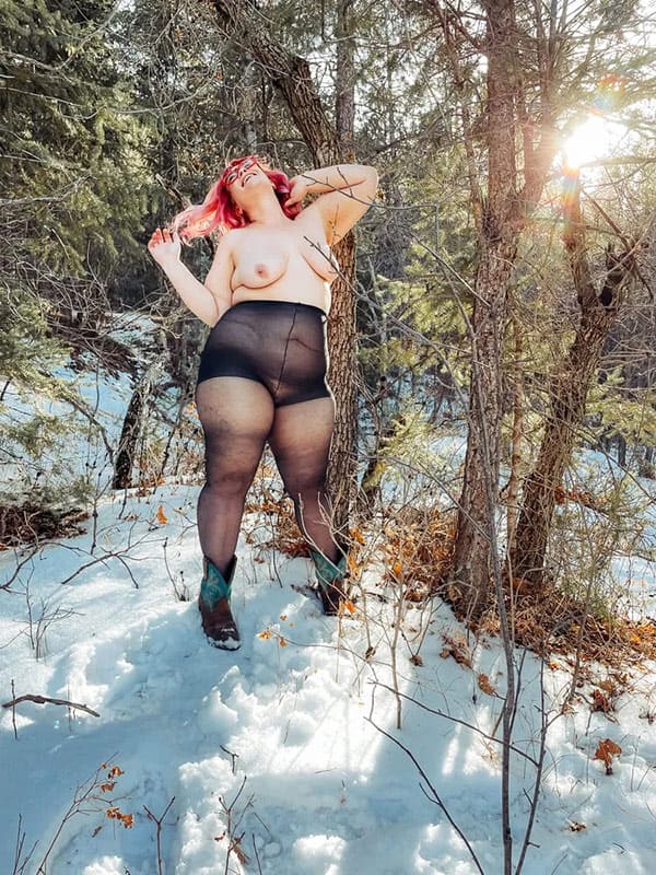 Толстушка в зимнем лесу в одних колготках 6 фото