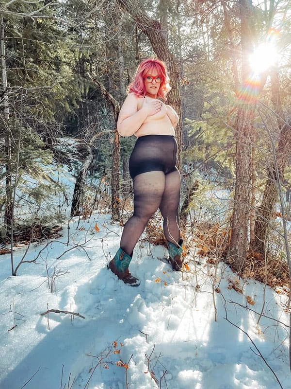 Толстушка в зимнем лесу в одних колготках 9 фото