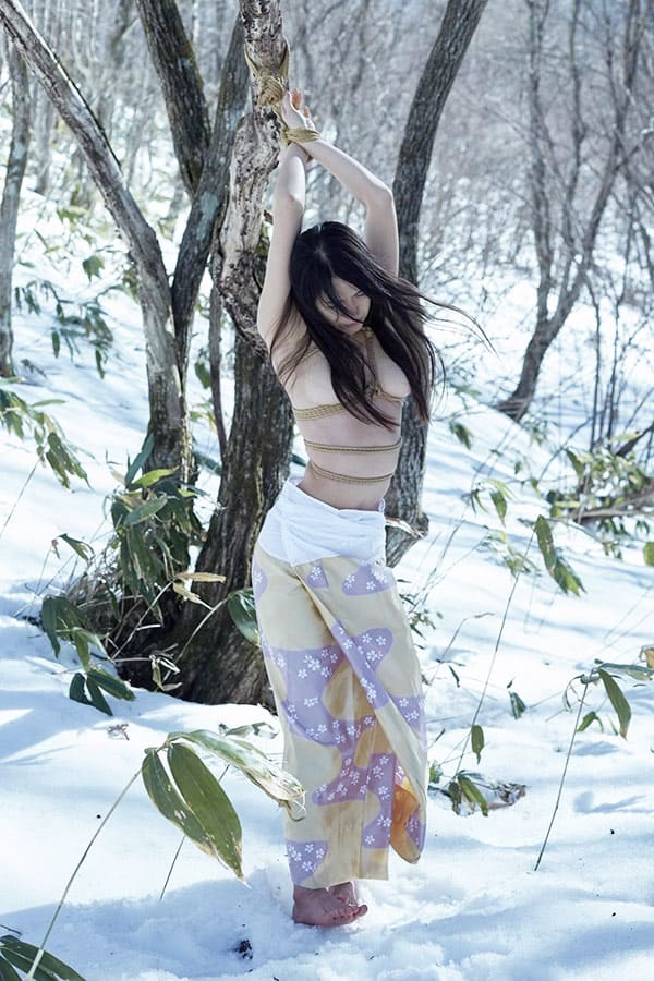 Голые девушки связанные в зимнем лесу 35 фото