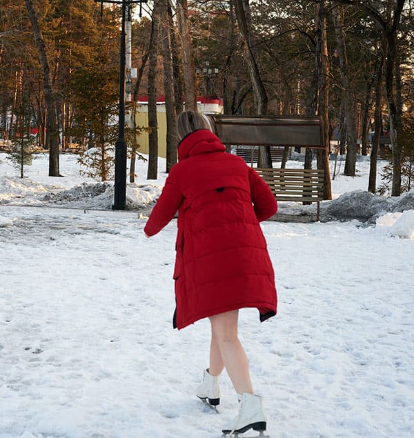 Русская девушка катается на коньках в парке голая 1 фото