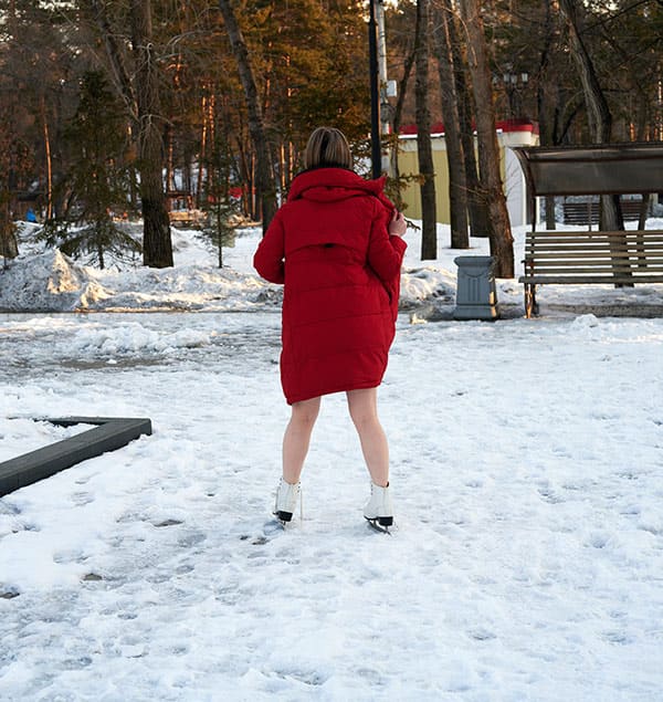 Русская девушка катается на коньках в парке голая 2 фото