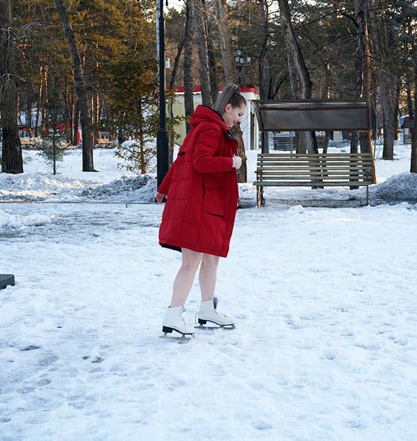 Русская девушка катается на коньках в парке голая 3 фото