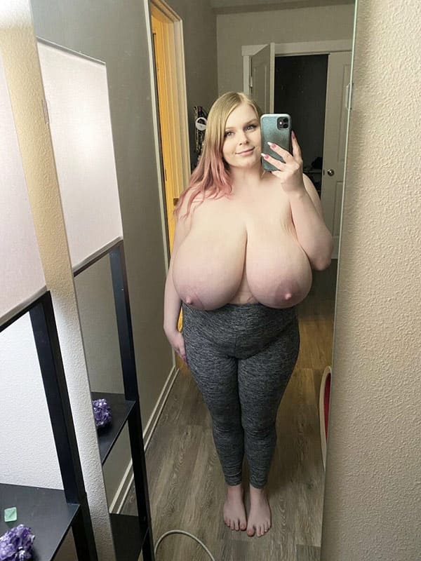Селфи девушек с огромными голыми сиськами 69 фото