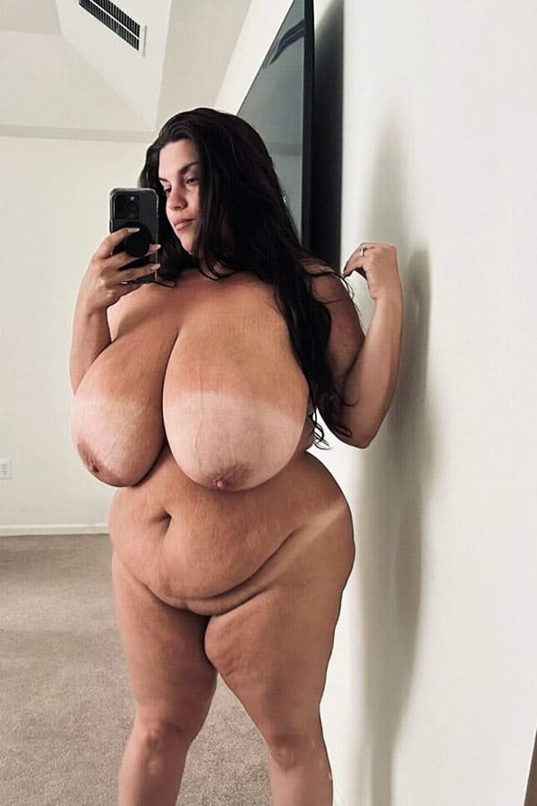Селфи девушек с огромными голыми сиськами 90 фото