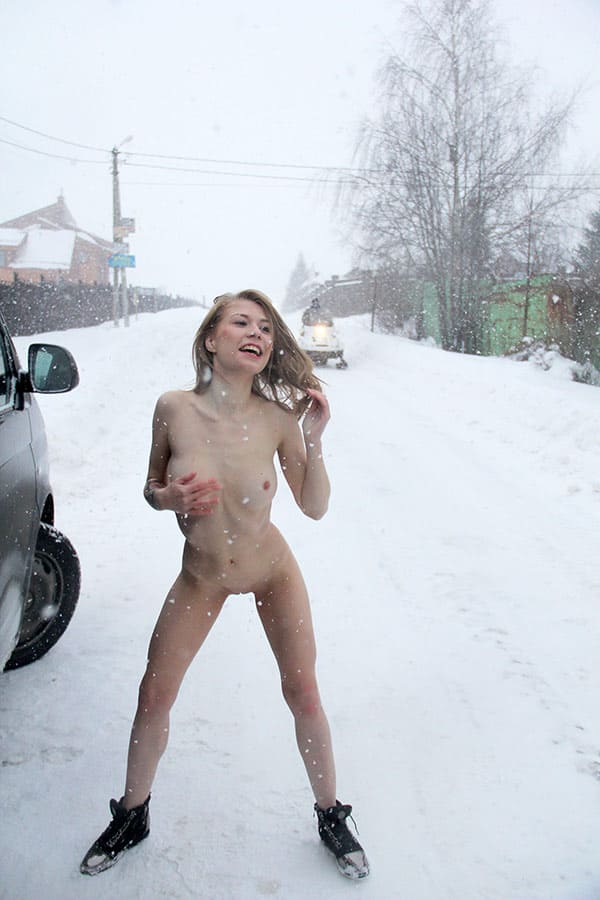 Русская баба стоит голая на зимней дороге 16 фото