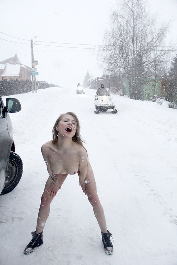 Русская баба стоит голая на зимней дороге 17 фото