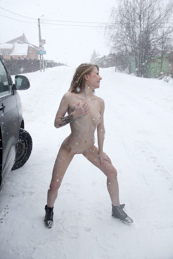Русская баба стоит голая на зимней дороге 25 фото