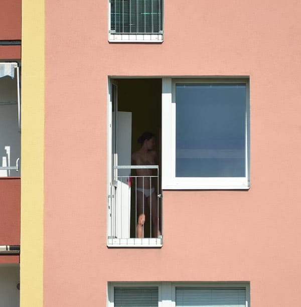 Извращенец подсмотрел в окно за голой соседкой 1 фото