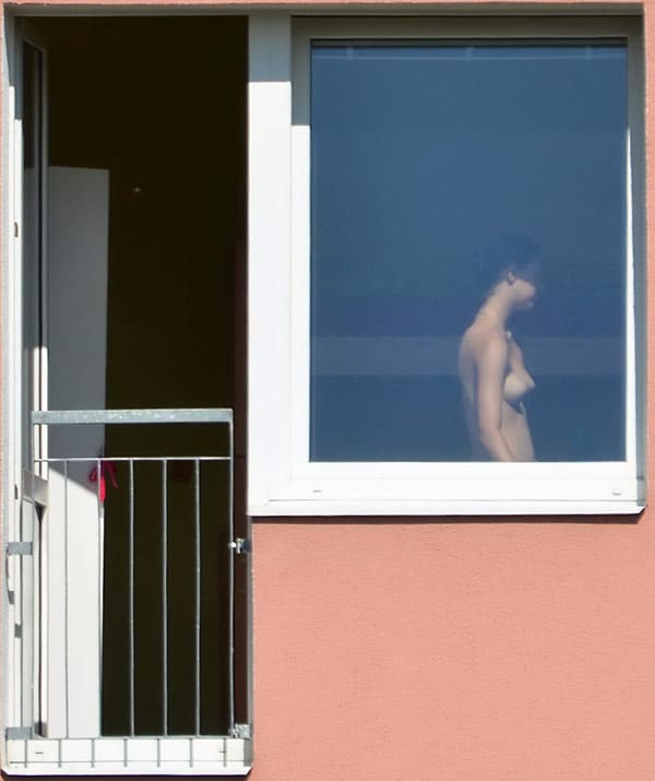 Извращенец подсмотрел в окно за голой соседкой 10 фото
