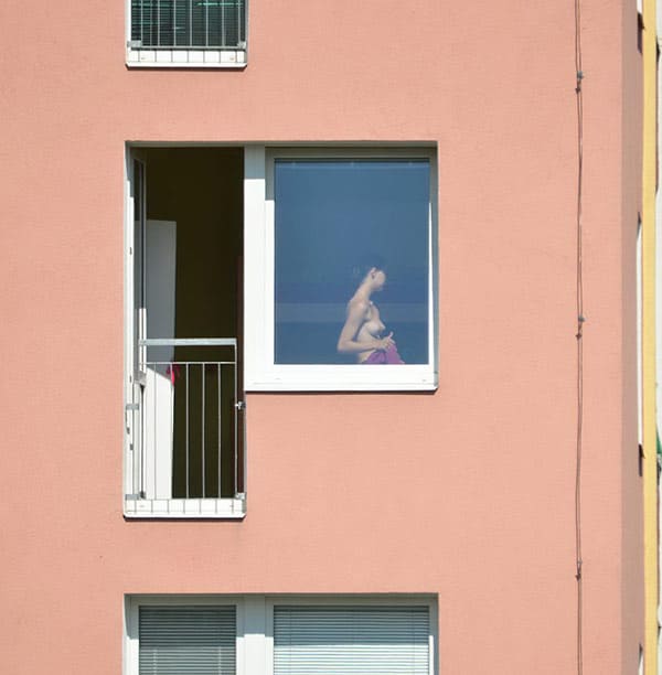 Извращенец подсмотрел в окно за голой соседкой 11 фото