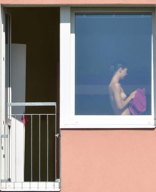 Извращенец подсмотрел в окно за голой соседкой 13 фото