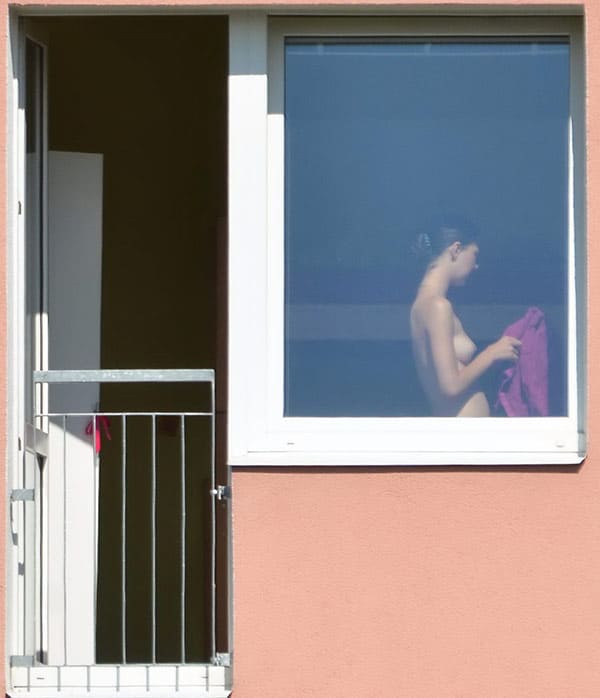Извращенец подсмотрел в окно за голой соседкой 14 фото