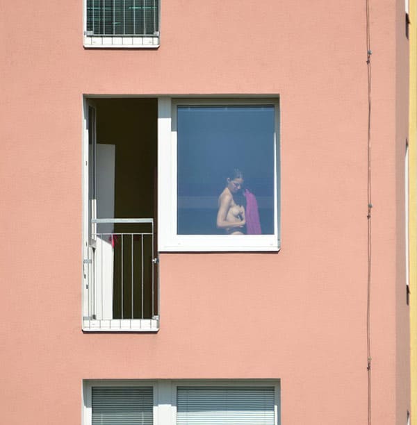 Извращенец подсмотрел в окно за голой соседкой 15 фото