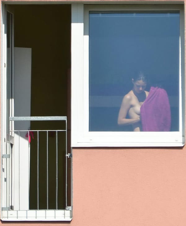 Извращенец подсмотрел в окно за голой соседкой 17 фото