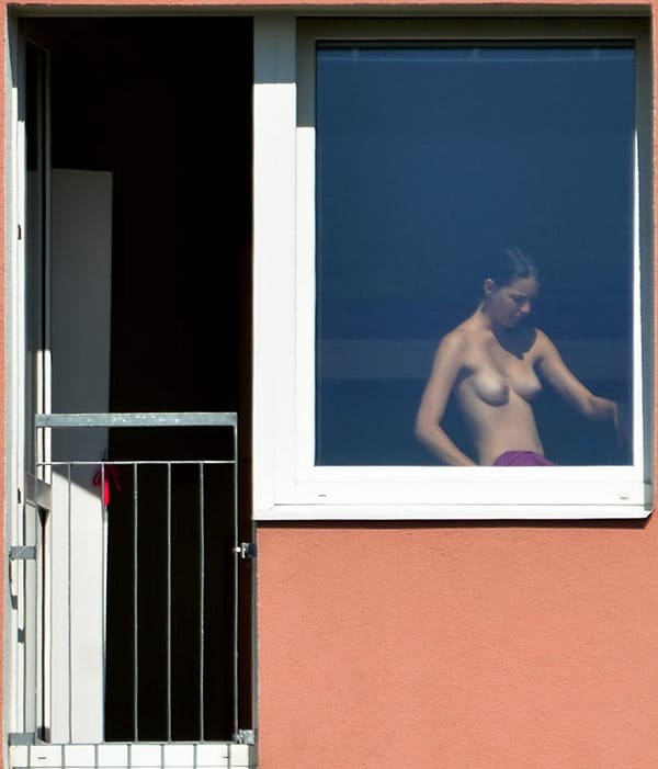 Извращенец подсмотрел в окно за голой соседкой 18 фото