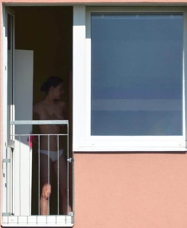 Извращенец подсмотрел в окно за голой соседкой 2 фото