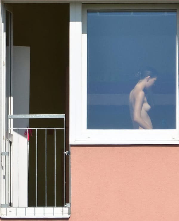 Извращенец подсмотрел в окно за голой соседкой 20 фото