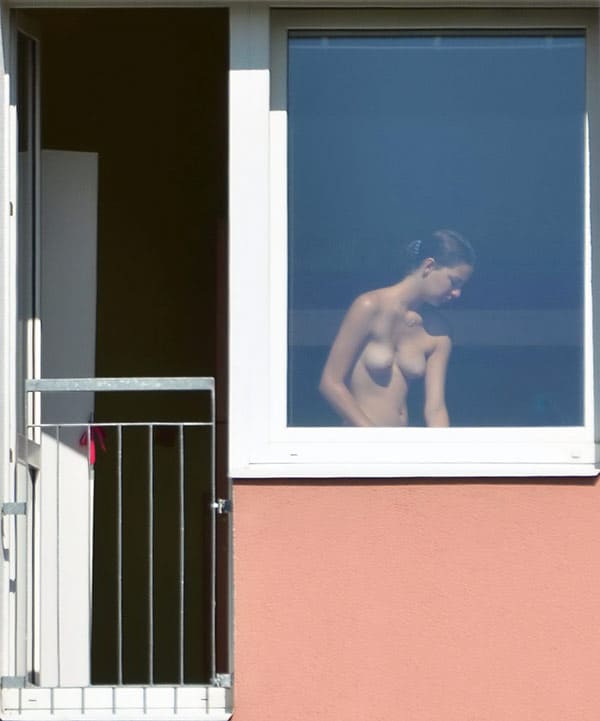 Извращенец подсмотрел в окно за голой соседкой 23 фото