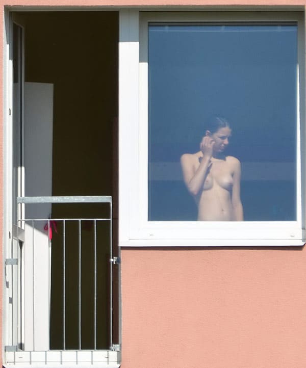 Извращенец подсмотрел в окно за голой соседкой 25 фото