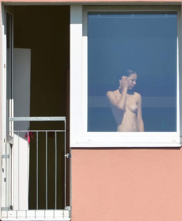 Извращенец подсмотрел в окно за голой соседкой 26 фото