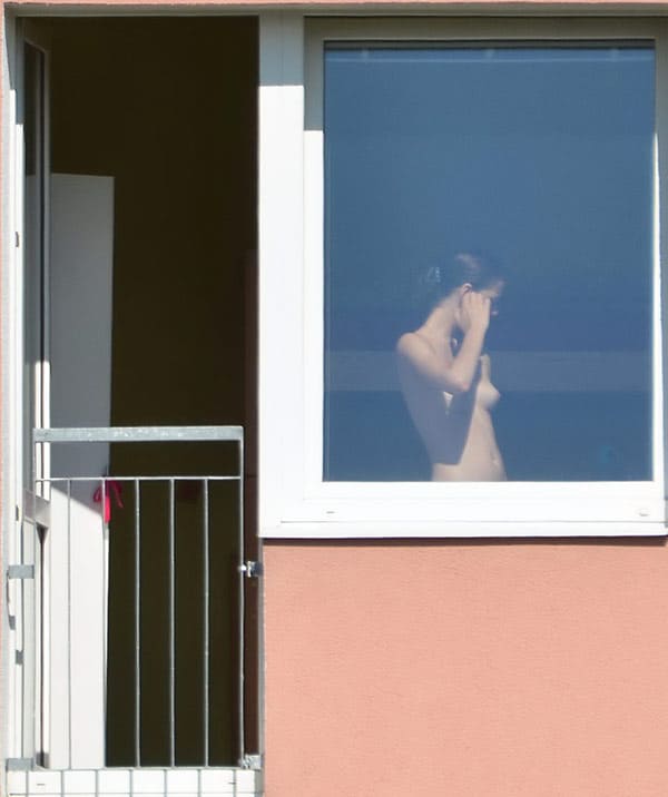 Извращенец подсмотрел в окно за голой соседкой 27 фото