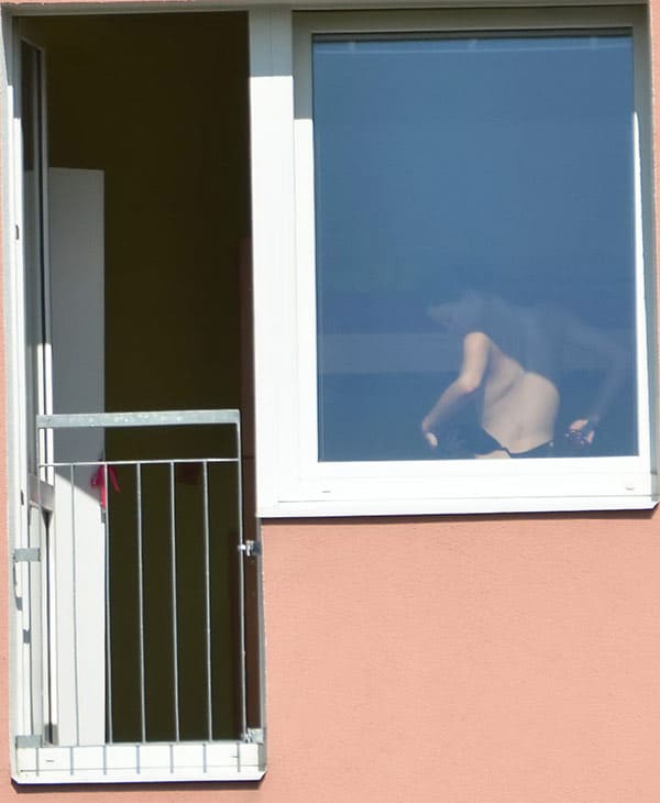 Извращенец подсмотрел в окно за голой соседкой 31 фото