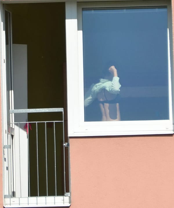 Извращенец подсмотрел в окно за голой соседкой 33 фото