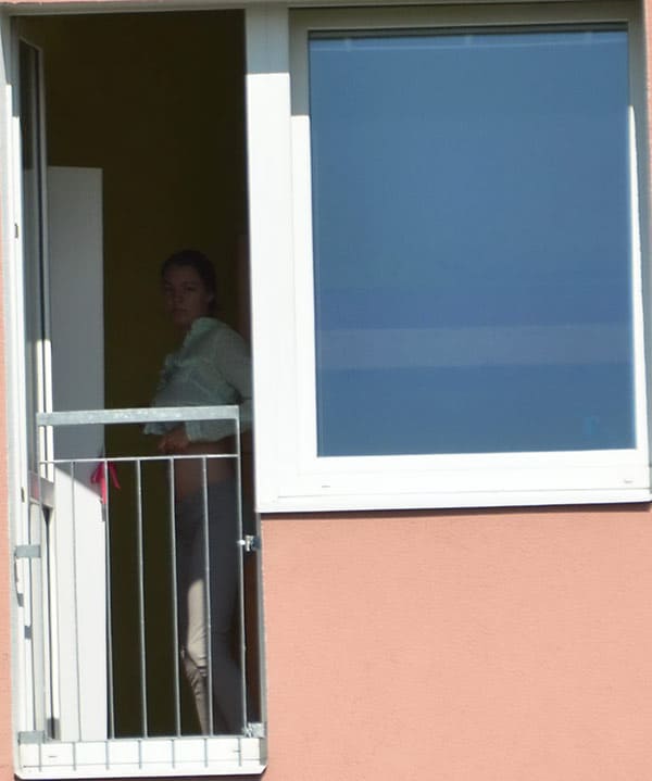 Извращенец подсмотрел в окно за голой соседкой 34 фото