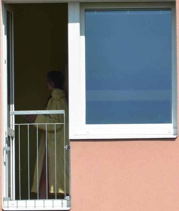 Извращенец подсмотрел в окно за голой соседкой 39 фото