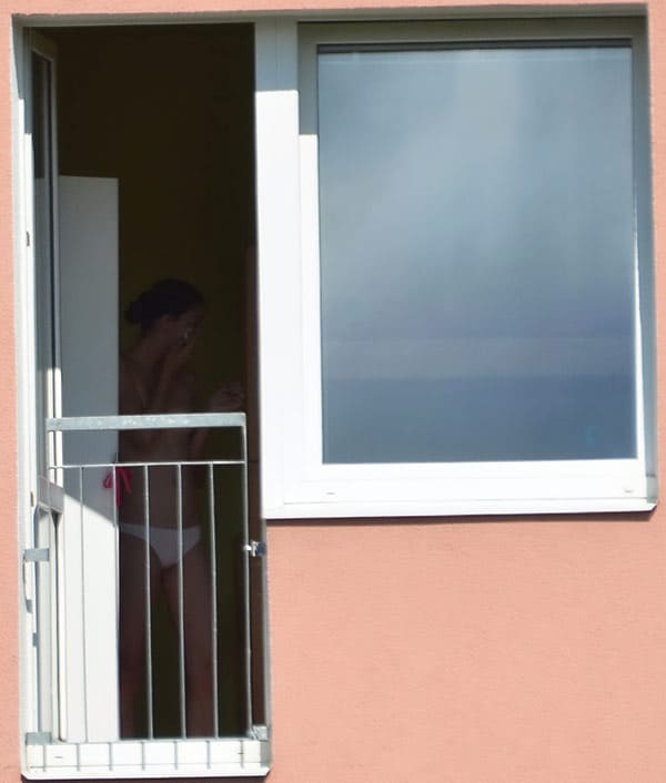 Извращенец подсмотрел в окно за голой соседкой 52 фото