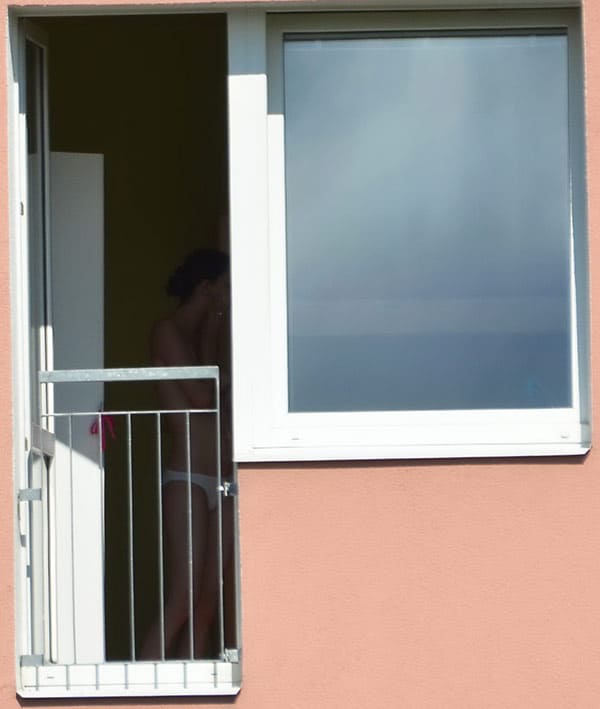 Извращенец подсмотрел в окно за голой соседкой 53 фото