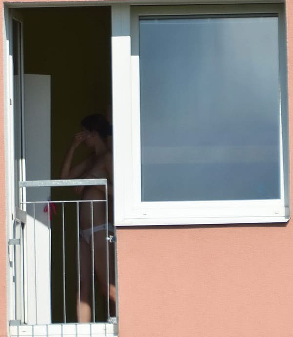 Извращенец подсмотрел в окно за голой соседкой 54 фото