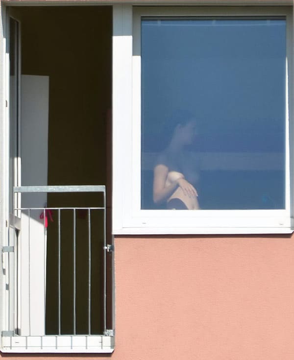 Извращенец подсмотрел в окно за голой соседкой 7 фото