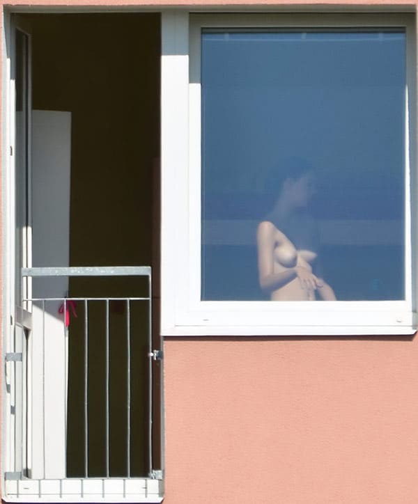 Извращенец подсмотрел в окно за голой соседкой 8 фото