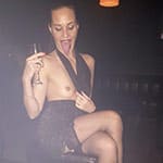 Пьяная жена в ночном клубе без нижнего белья