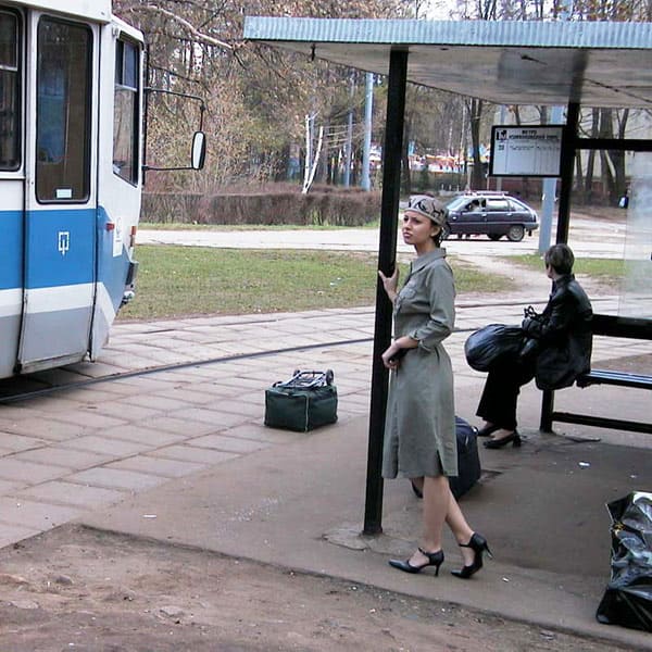 Голая девушка едет в трамвае с пассажирами 1 фото
