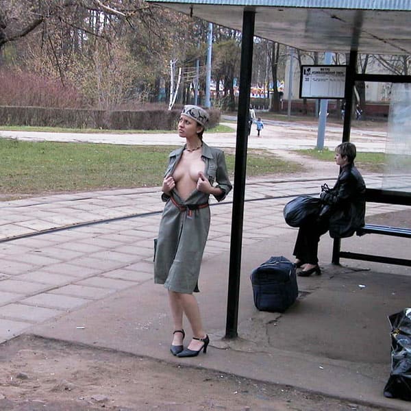 Голая девушка едет в трамвае с пассажирами 2 фото