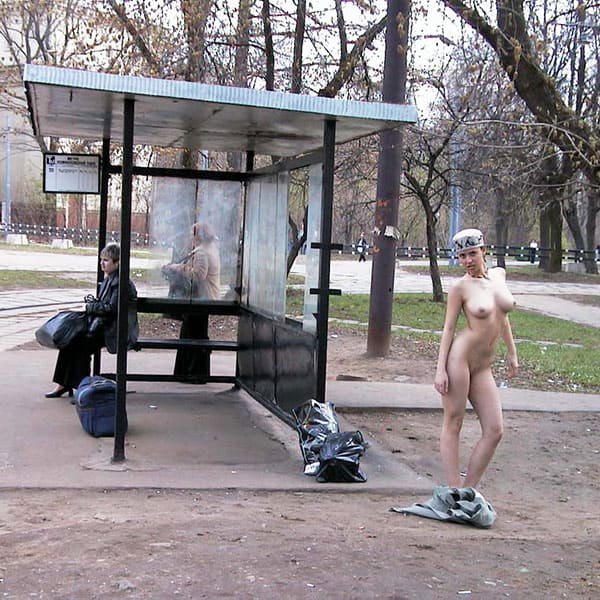 Голая девушка едет в трамвае с пассажирами 23 фото