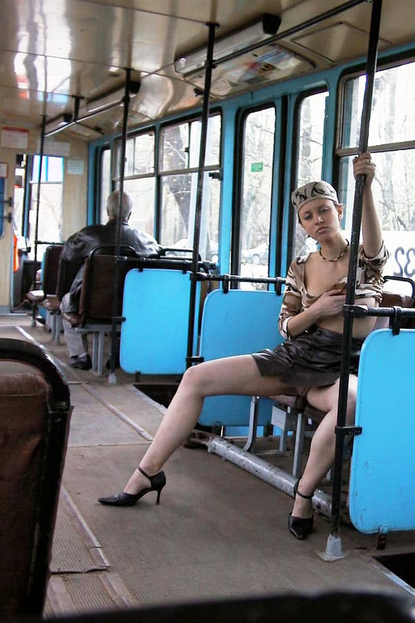 Голая девушка едет в трамвае с пассажирами 25 фото