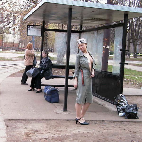 Голая девушка едет в трамвае с пассажирами 4 фото