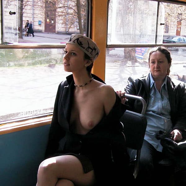 Голая девушка едет в трамвае с пассажирами 46 фото