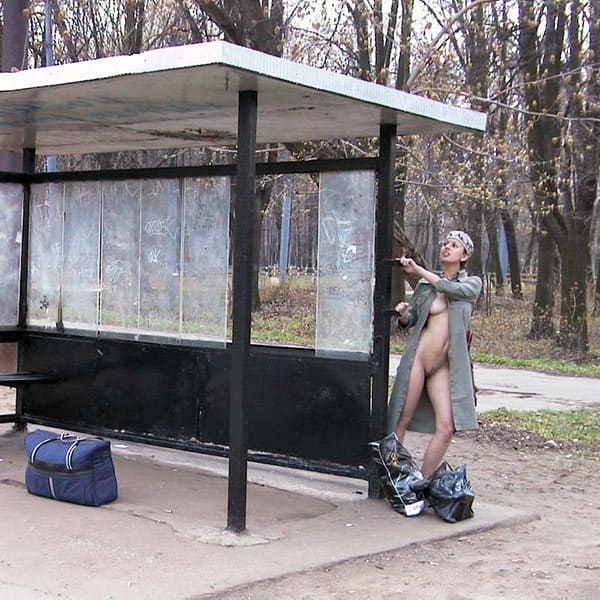 Голая девушка едет в трамвае с пассажирами 8 фото