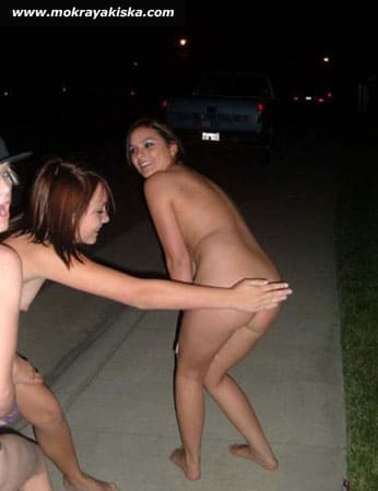 Девчонки на улице голышом фото 1 фото