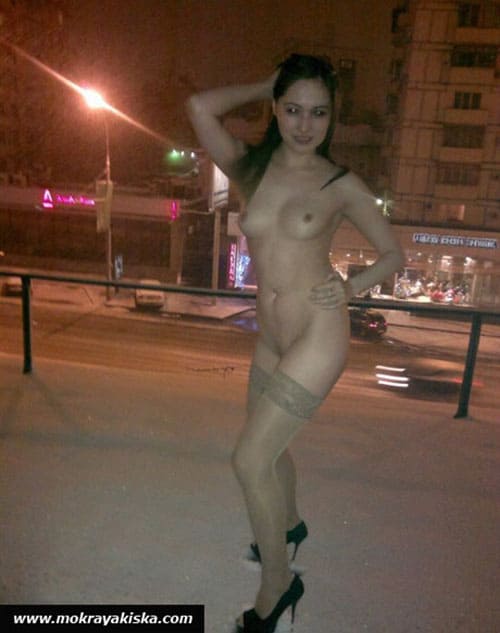 Красивые голые девушки на улице 21 фото
